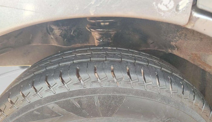 2011 Maruti Eeco 5 STR WITH A/C+HTR, Petrol, Manual, 1,16,987 km, Right Front Tyre Tread