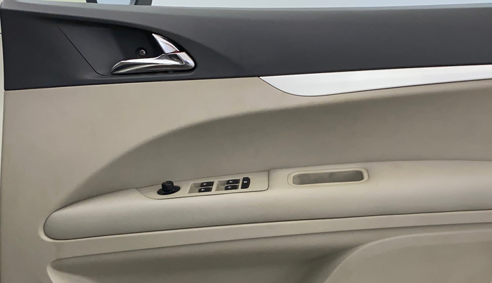 2018 Mahindra MARAZZO M6 7 STR, Diesel, Manual, 58,406 km, Driver Side Door Panels Control