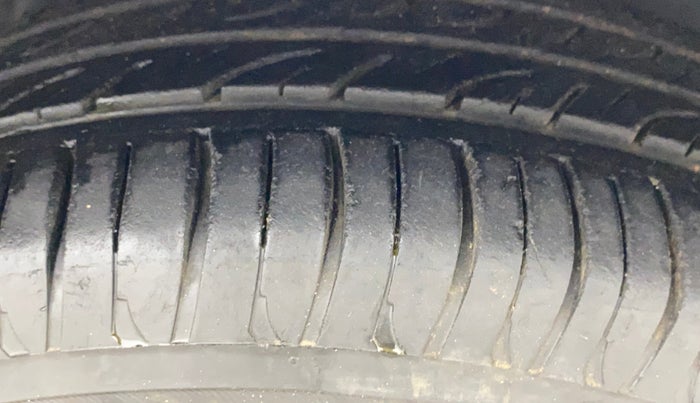 2015 Toyota Etios Liva G, Petrol, Manual, 73,613 km, Right Front Tyre Tread