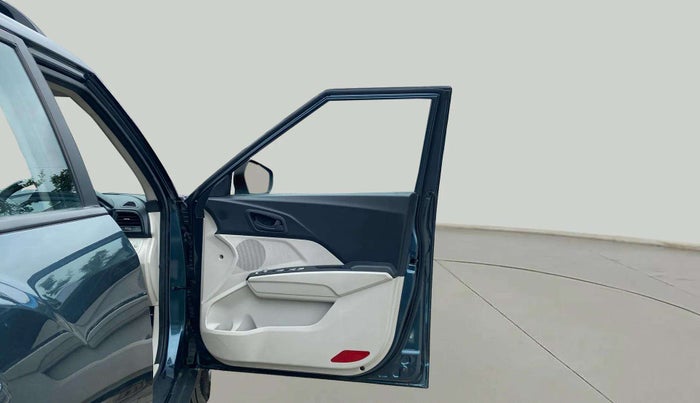 2023 Mahindra XUV300 W6 1.5 DIESEL AMT, Diesel, Automatic, 12,068 km, RHS Front Door