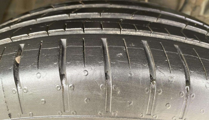 2023 Mahindra XUV300 W6 1.5 DIESEL AMT, Diesel, Automatic, 12,068 km, Right Front Tyre Tread