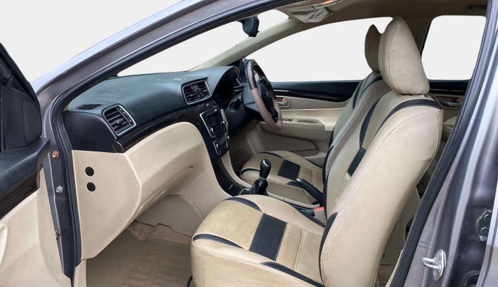 2016 Maruti Ciaz ZDI SHVS, Diesel, Manual, 64,691 km, Right Side Front Door Cabin