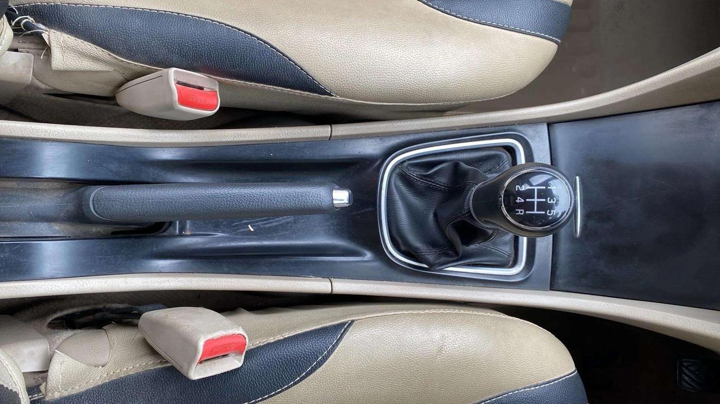 2016 Maruti Ciaz ZDI SHVS, Diesel, Manual, 64,691 km, Gear Lever