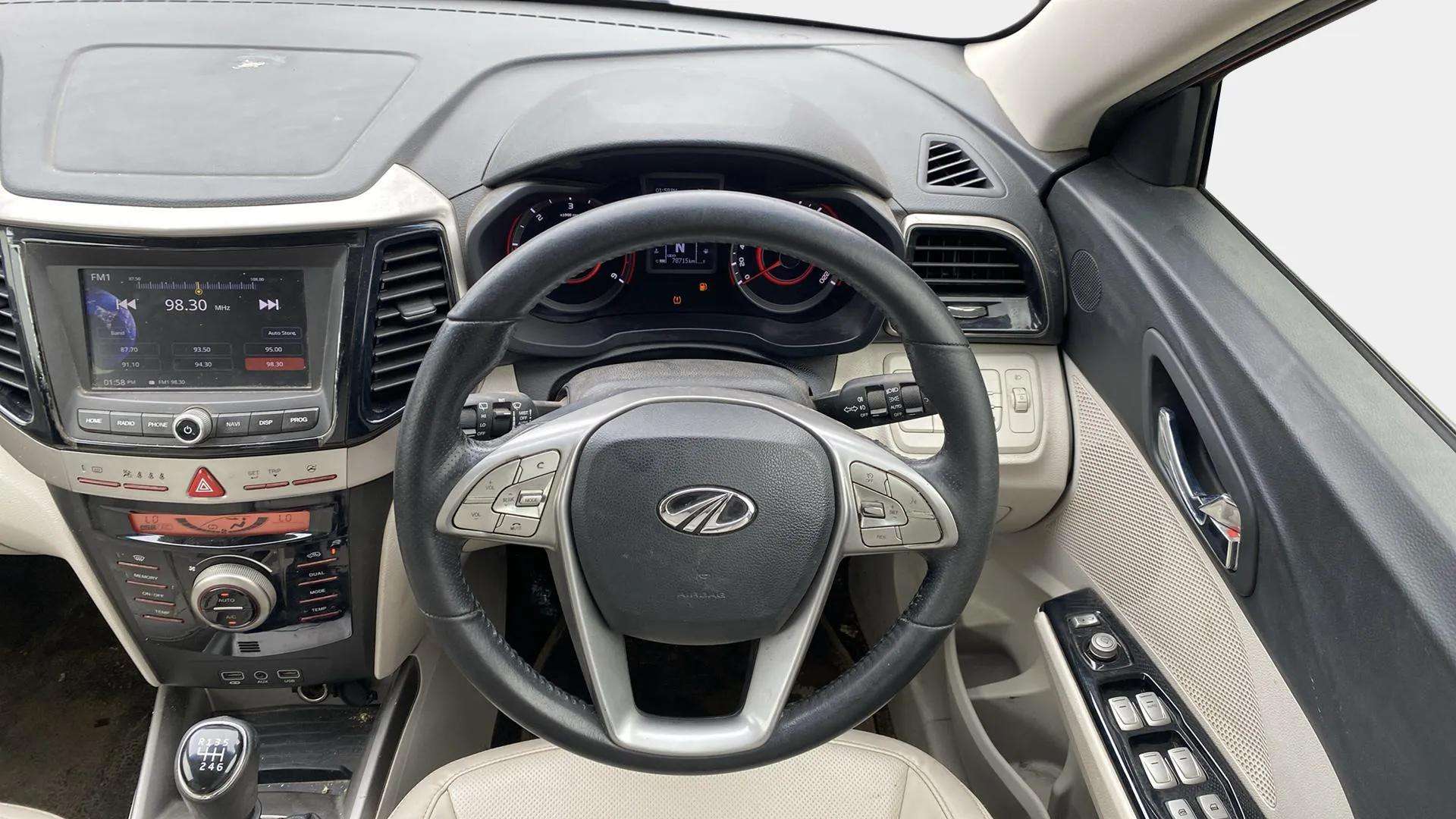 Steering-wheel-close-up-29