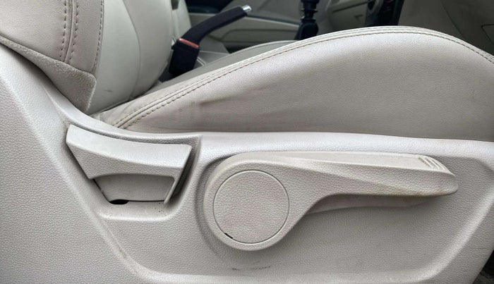 2019 Mahindra XUV300 W8 (O) 1.5 DIESEL, Diesel, Manual, 78,677 km, Driver Side Adjustment Panel
