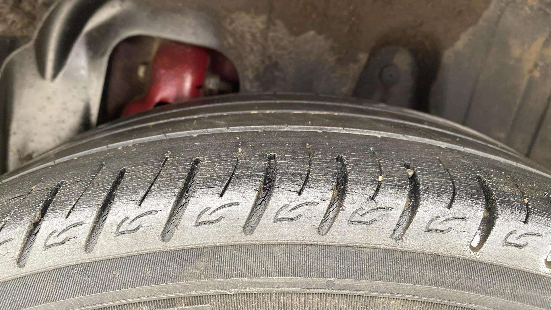 LHS-Rear-Tyre-Tread-21