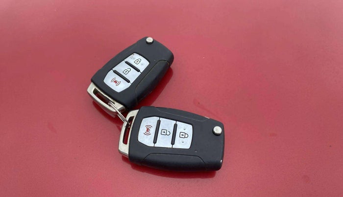 2019 Mahindra XUV300 W8 (O) 1.5 DIESEL, Diesel, Manual, 78,677 km, Key Close Up
