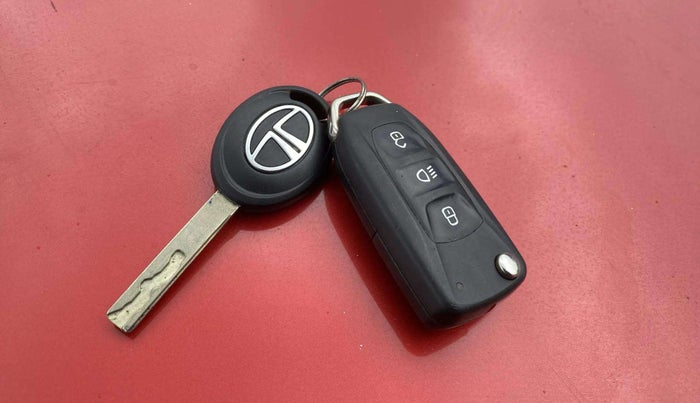 2020 Tata ALTROZ XE PETROL, Petrol, Manual, 49,451 km, Key Close Up
