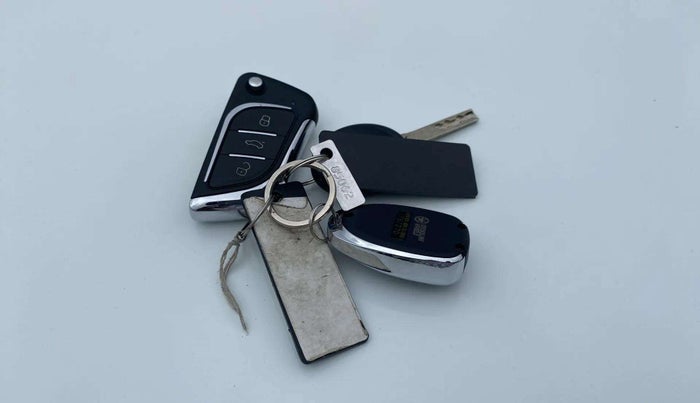 2022 Tata PUNCH PURE MT, Petrol, Manual, 12,322 km, Key Close Up
