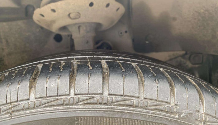 2013 Honda Brio S MT, Petrol, Manual, 40,729 km, Right Front Tyre Tread