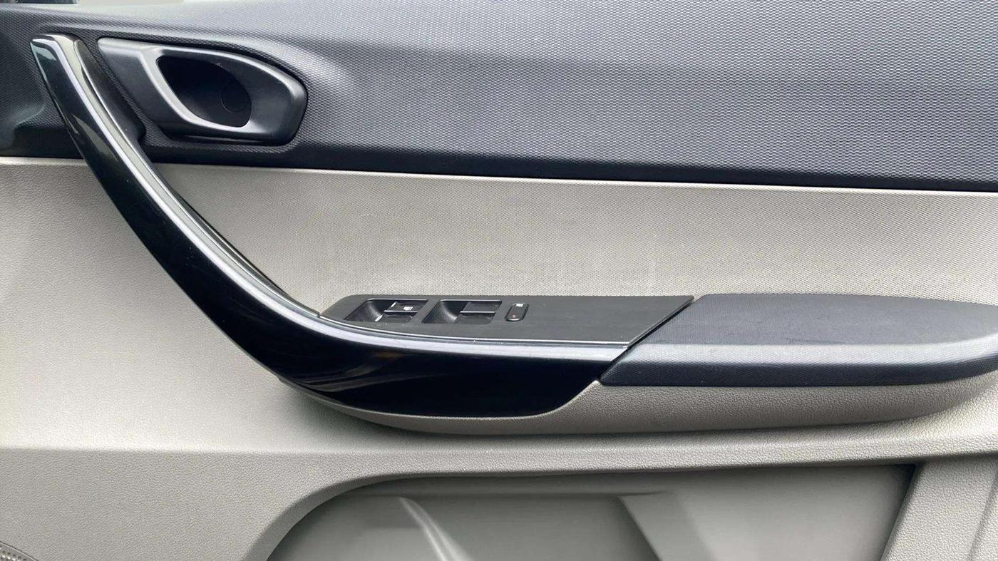 2018 Tata Tiago XT PETROL, Petrol, Manual, 1,27,232 km, Driver Side Door Panels Control