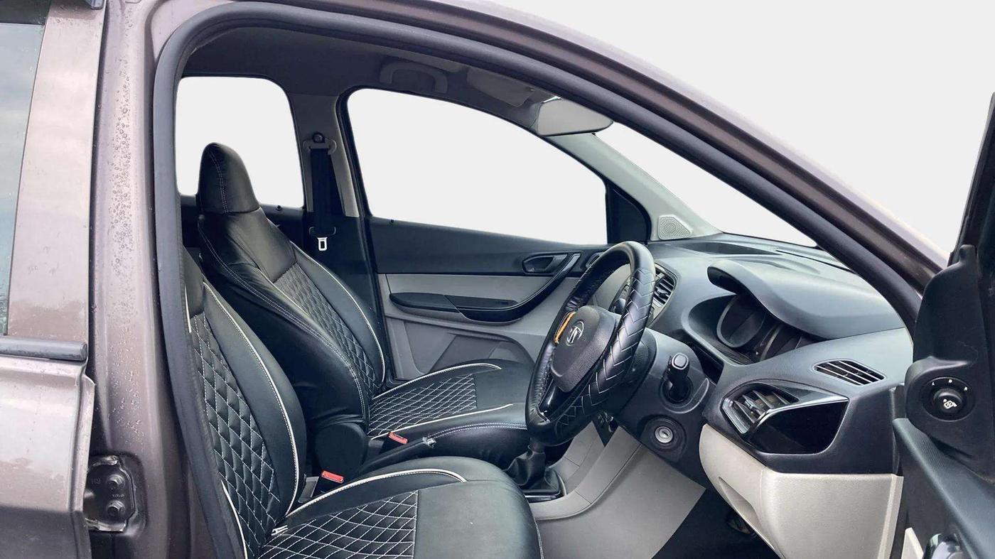 2018 Tata Tiago XT PETROL, Petrol, Manual, 1,27,232 km, Right Side Front Door Cabin