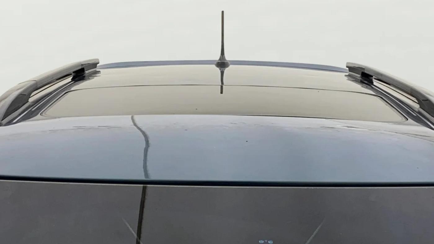 2021 Mahindra XUV300 W8 (O) 1.2 PETROL AMT, CNG, Automatic, 39,619 km, Moonroof/ Sunroof
