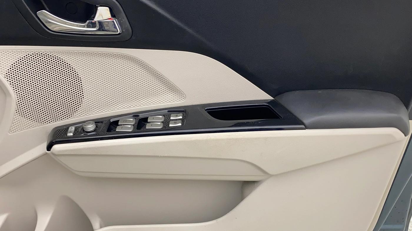 2021 Mahindra XUV300 W8 (O) 1.2 PETROL AMT, CNG, Automatic, 39,619 km, Driver Side Door Panels Control