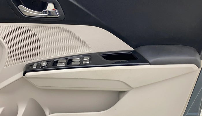 2021 Mahindra XUV300 W8 (O) 1.2 PETROL AMT, CNG, Automatic, 39,619 km, Driver Side Door Panels Control