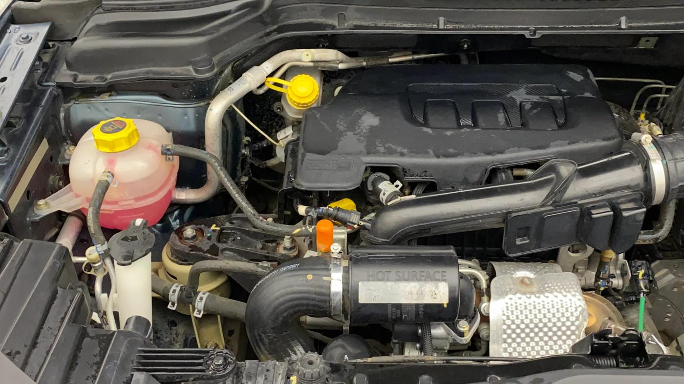 2021 Mahindra XUV300 W8 (O) 1.2 PETROL AMT, CNG, Automatic, 39,619 km, Engine View - Right