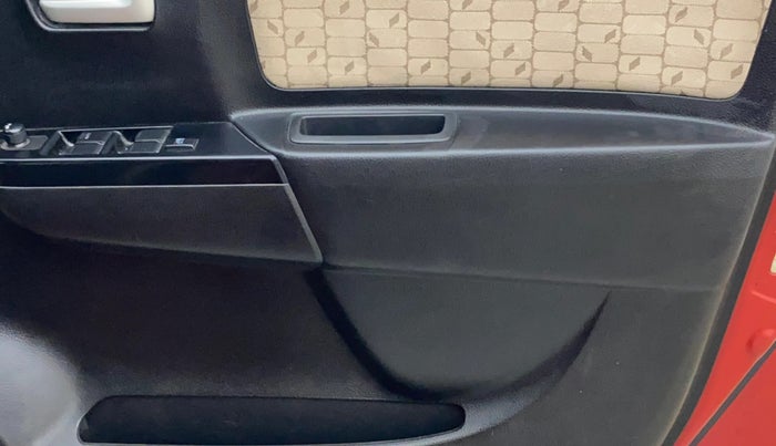 2017 Maruti Wagon R 1.0 VXI, Petrol, Manual, 33,656 km, Driver Side Door Panels Control