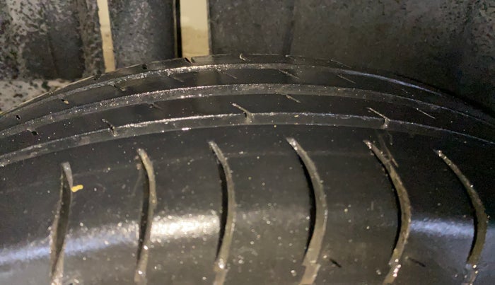 2016 Maruti Swift VXI, Petrol, Manual, 94,556 km, Right Rear Tyre Tread