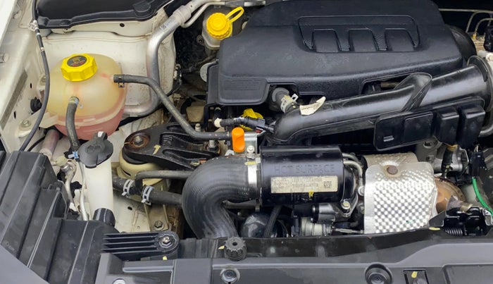 2022 Mahindra XUV300 W8 (O) 1.2 PETROL AMT, Petrol, Automatic, 30,355 km, Engine View - Right