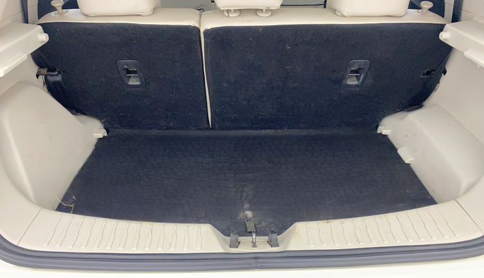 2022 Mahindra XUV300 W8 (O) 1.2 PETROL AMT, Petrol, Automatic, 30,355 km, Boot Inside
