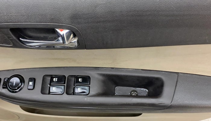 2013 Hyundai i20 MAGNA 1.2, Petrol, Manual, 1,11,877 km, Driver Side Door Panels Control