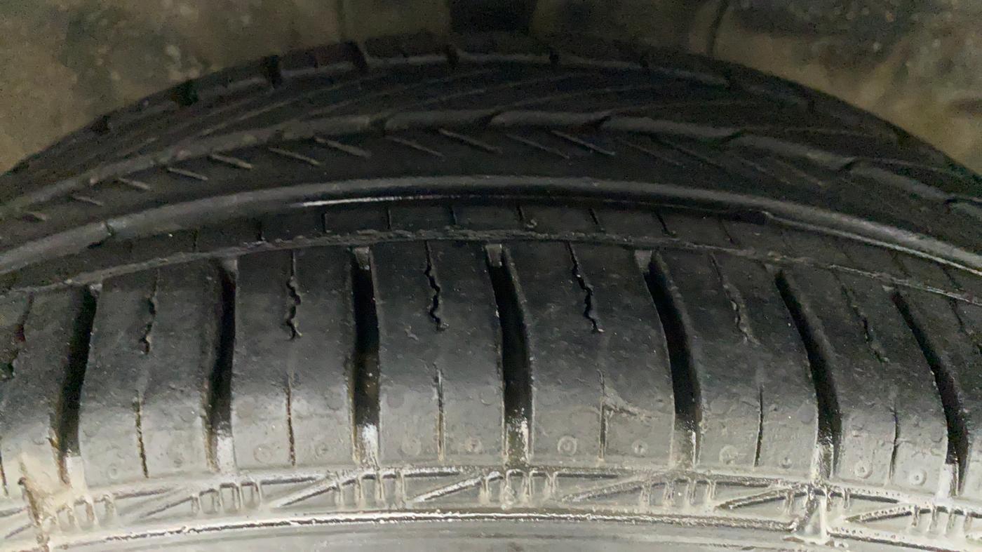 2011 Toyota Etios V, Petrol, Manual, 45,599 km, Right Front Tyre Tread