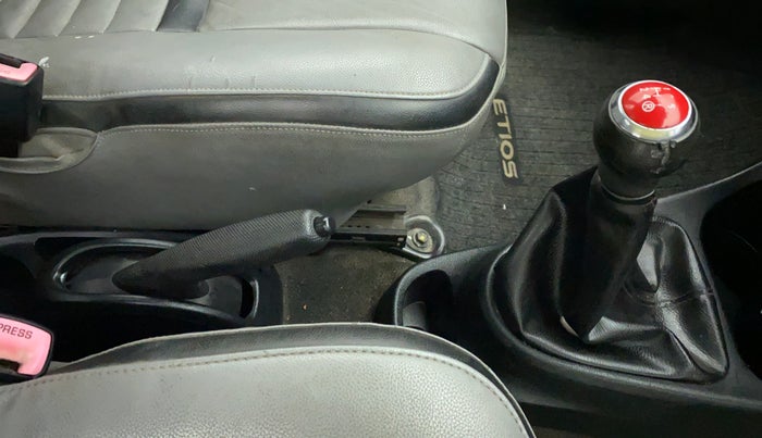 2011 Toyota Etios V, Petrol, Manual, 45,599 km, Gear Lever