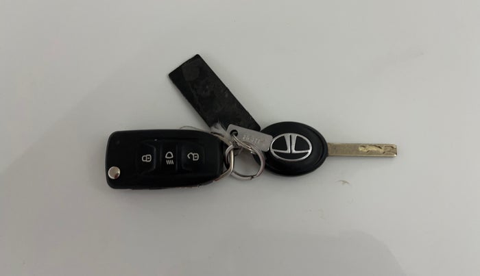 2022 Tata ALTROZ XM PLUS PETROL, Petrol, Manual, 32,439 km, Key Close Up