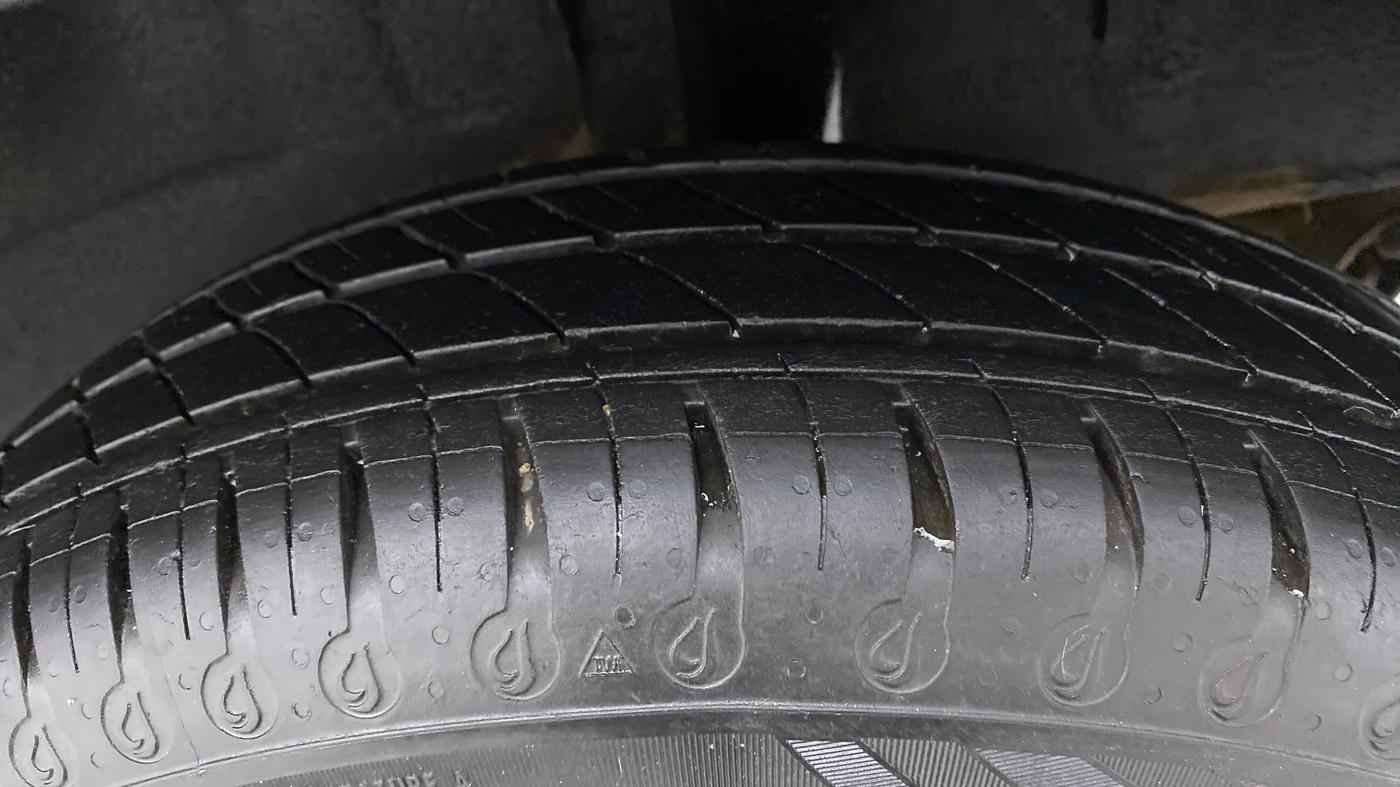 2020 Renault Kwid RXT 1.0 EASY-R  AT, Petrol, Automatic, 24,491 km, Left Rear Tyre Tread