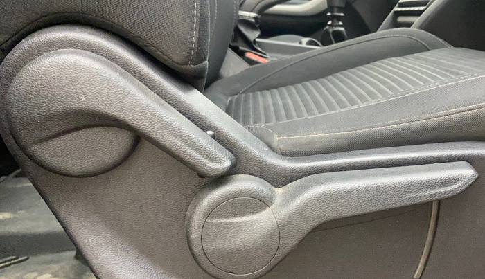 2022 Mahindra XUV700 MX P MT 5 STR, Petrol, Manual, 29,161 km, Driver Side Adjustment Panel