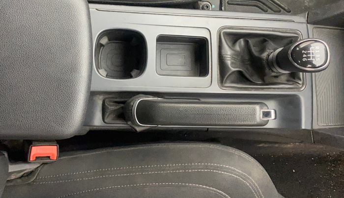 2022 Mahindra XUV700 MX P MT 5 STR, Petrol, Manual, 29,161 km, Gear Lever