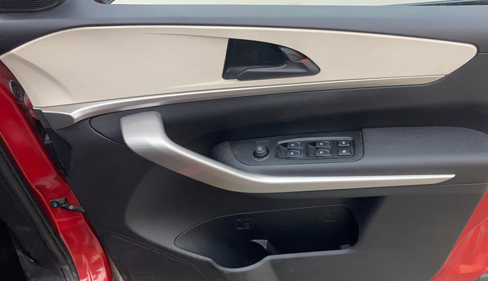 2022 Mahindra XUV700 MX P MT 5 STR, Petrol, Manual, 29,161 km, Driver Side Door Panels Control
