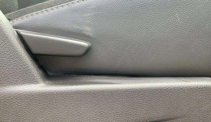 2018 Renault Duster 85 PS RXE DIESEL, Diesel, Manual, 1,13,068 km, Driver Side Adjustment Panel