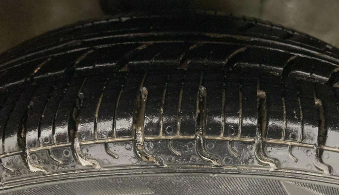 2012 Maruti A Star VXI (ABS) AT, Petrol, Automatic, 68,747 km, Right Front Tyre Tread