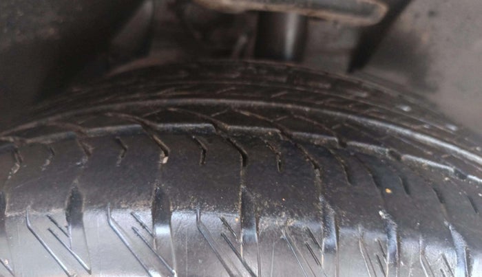 2020 Mahindra XUV500 W11, Diesel, Manual, 1,00,466 km, Left Front Tyre Tread