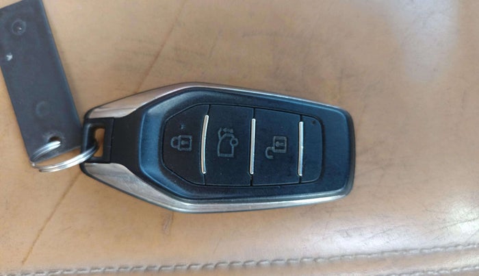 2020 Mahindra XUV500 W11, Diesel, Manual, 1,00,466 km, Key Close Up