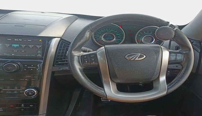 2020 Mahindra XUV500 W11, Diesel, Manual, 1,00,466 km, Steering Wheel Close Up