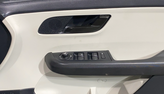 2023 Tata ALTROZ XM PLUS SUNROOF, CNG, Manual, 16,224 km, Driver Side Door Panels Control