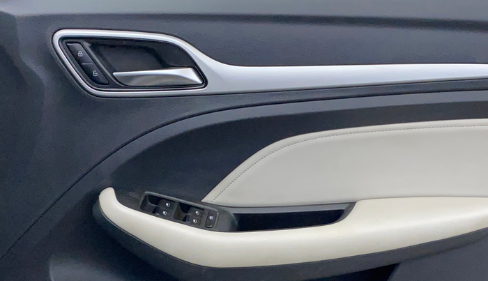 2022 MG ASTOR SAVVY 1.5 CVT, Petrol, Automatic, 60,172 km, Driver Side Door Panels Control
