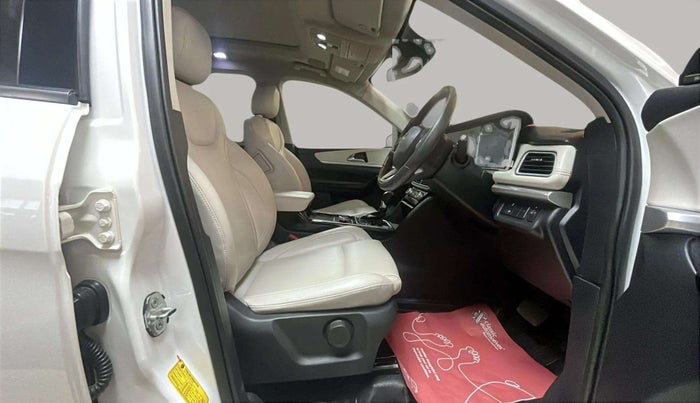 2021 Mahindra XUV700 AX 7 LUXURY P AT 7 STR, Petrol, Automatic, 38,032 km, Right Side Front Door Cabin