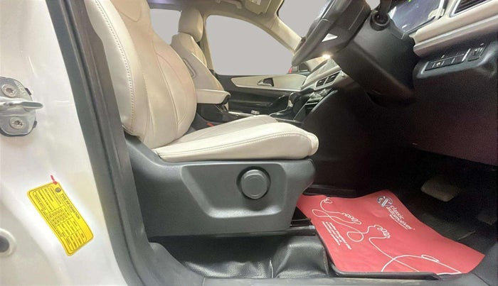2021 Mahindra XUV700 AX 7 LUXURY P AT 7 STR, Petrol, Automatic, 38,032 km, Driver Side Adjustment Panel