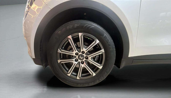 2021 Mahindra XUV700 AX 7 LUXURY P AT 7 STR, Petrol, Automatic, 38,032 km, Left Front Wheel