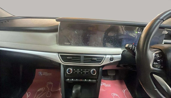 2021 Mahindra XUV700 AX 7 LUXURY P AT 7 STR, Petrol, Automatic, 38,032 km, Air Conditioner