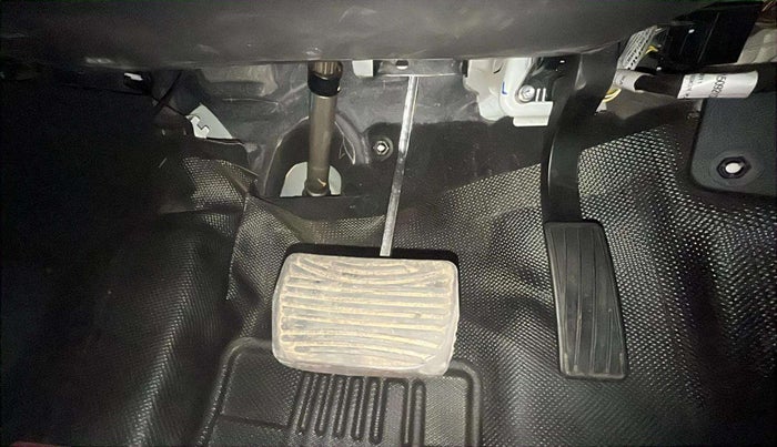 2021 Mahindra XUV700 AX 7 LUXURY P AT 7 STR, Petrol, Automatic, 38,032 km, Pedals