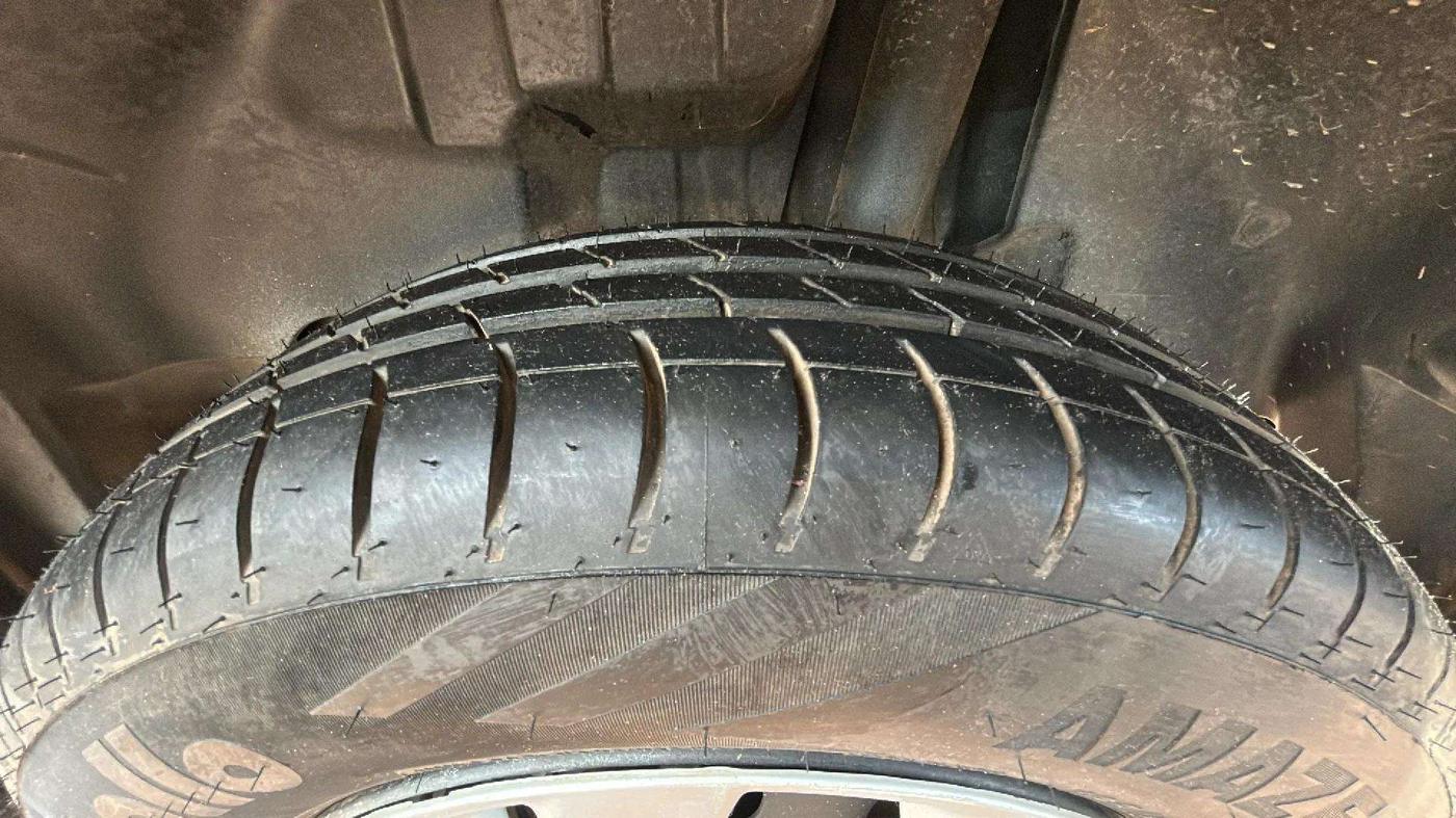2022 Maruti Swift VXI AMT, Petrol, Automatic, 50,396 km, Right Front Tyre Tread