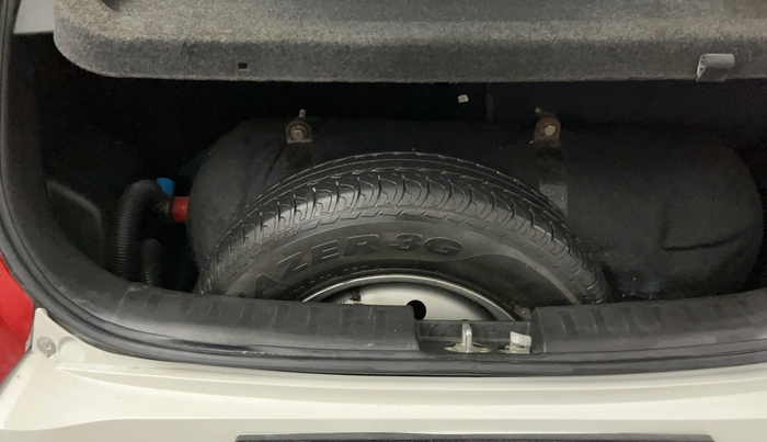 2015 Maruti Swift LXI, CNG, Manual, 77,961 km, Boot Inside