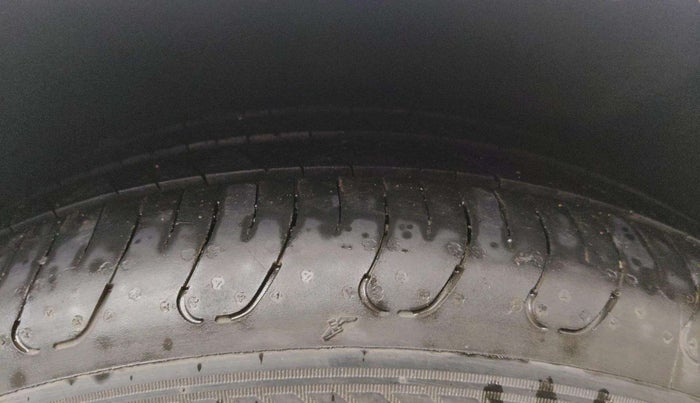 2021 Mercedes Benz E Class E 200 EXCLUSIVE, Petrol, Automatic, 28,107 km, Left Front Tyre Tread