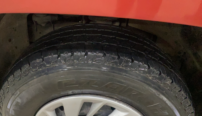 2016 Mahindra TUV300 T6, Diesel, Manual, 75,838 km, Left Front Tyre Tread