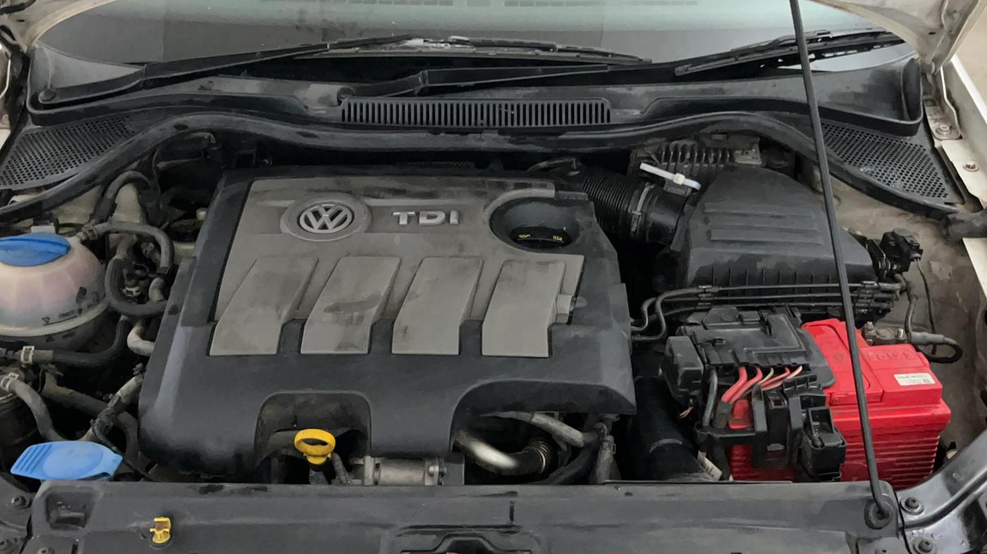 2015 Volkswagen Polo HIGHLINE1.5L, Diesel, Manual, 1,21,131 km, Engine View