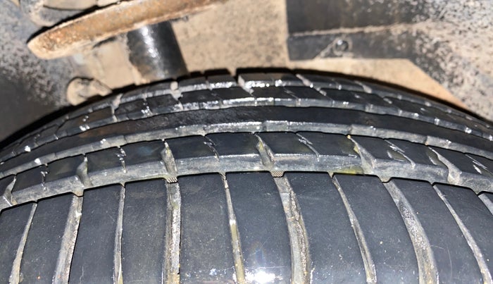 2018 Mahindra XUV500 W7 AT, Diesel, Automatic, 61,087 km, Right Front Tyre Tread